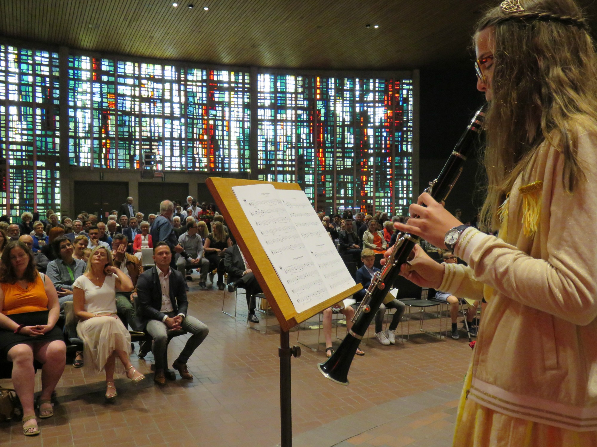 Emmeline op klarinet tijdens de offerande